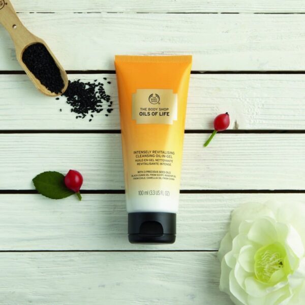 The Body Shop Oils Of Life Intensely Revitalising Cleansing Oil-In-Gel 100Ml - Image 2